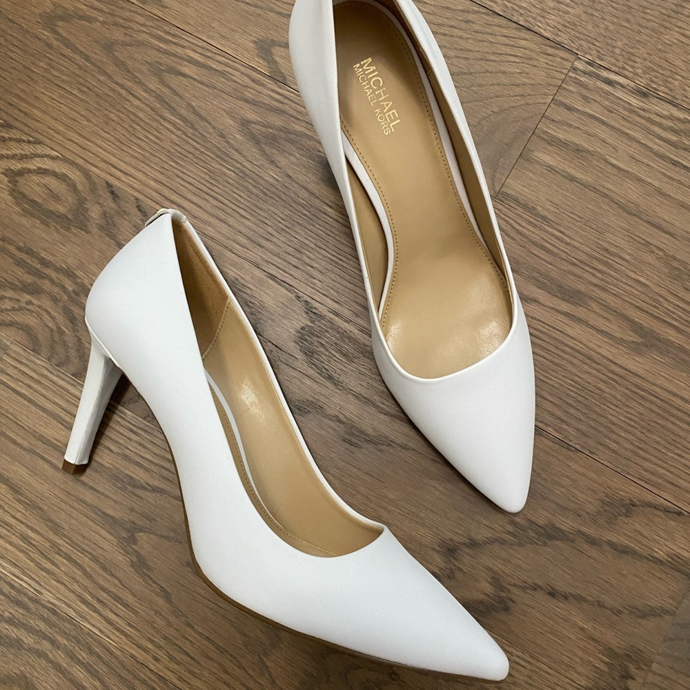 Michael Kors Dorothy Flex Leather Pump in White - Picture 9 of 9